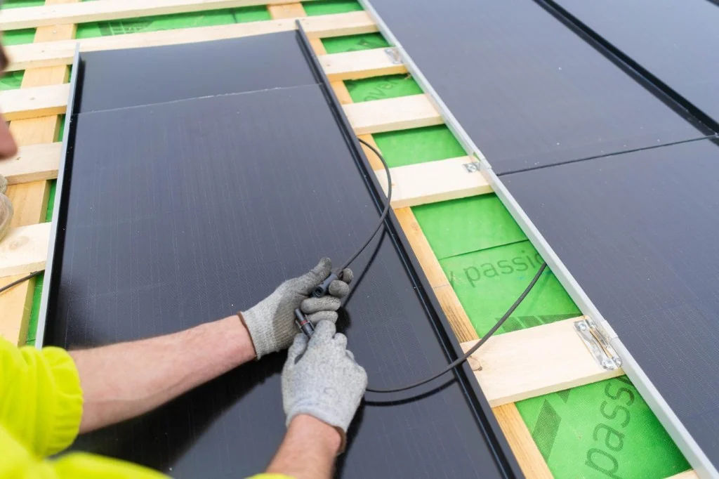 Detaliu montaj si conectare electrica panouri Falt Solar by Roofit.Solar
